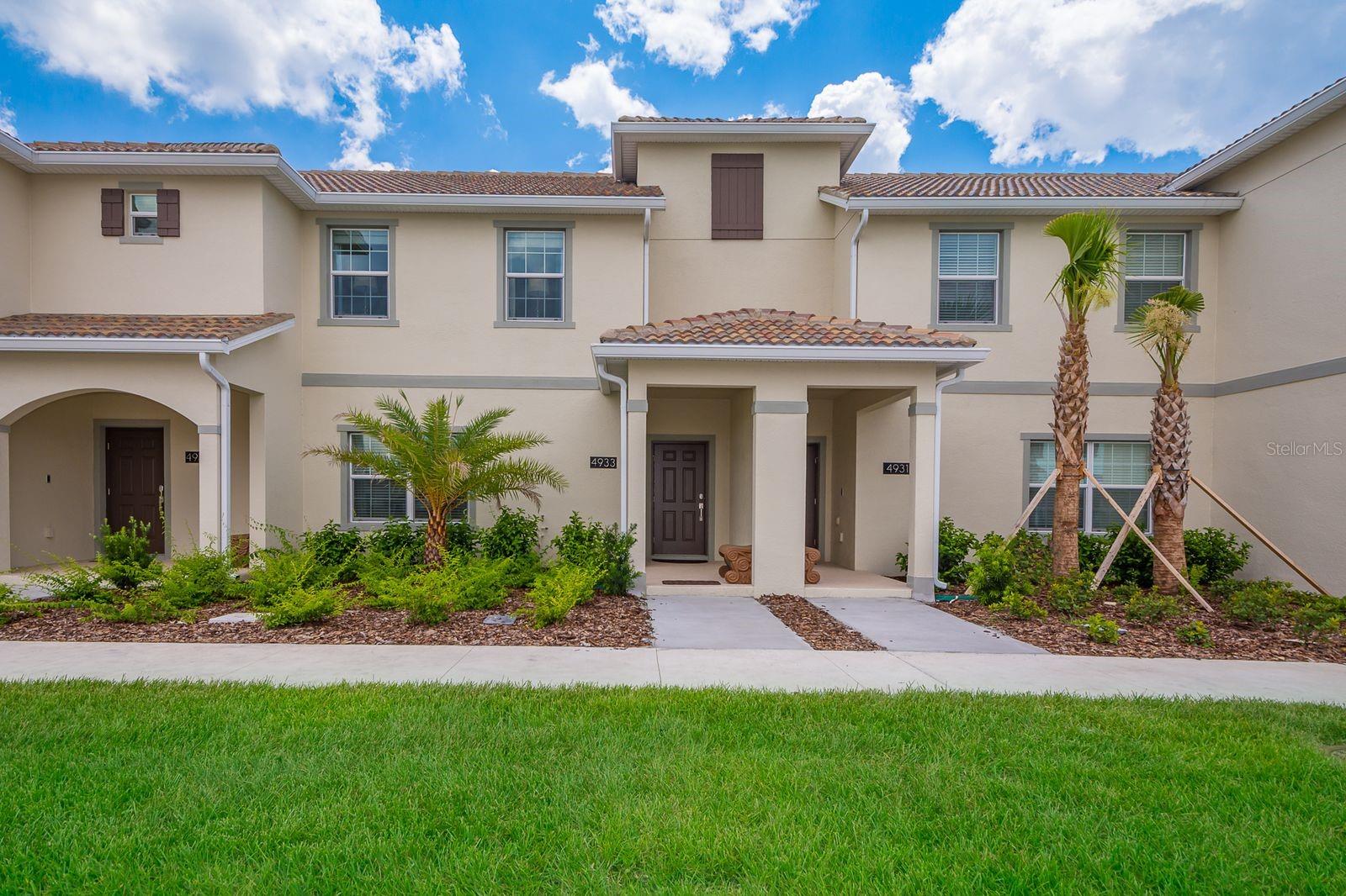 This fully-equipped 4-bedroom, 3-bathroom townhouse with a private pool is the perfect setting for providing the comfort that invites you to relax after an active day.
Located in the Storey Lake Resort community, 6 miles from Disney Springs, 16.7 miles from Orlando International Airport, 8 miles from Universal Studios, and close to theme parks, shopping centers, and restaurants, it offers occupants, owners, vacationers, and renters a comfortable and peaceful life with wide access routes such as Osceola Parkway, Highway 535, and I-4, and Highway 417.
The townhouse is an alternative to living with resort-like amenities like a permanent vacation, with parking, parks, a gym, game rooms, and movie theaters, among others.
In this private resort with 24-hour security, residents can relax and enjoy everything from the resort-style pool, splash area, and waterslides to the clubhouse, poolside bars, and lake activities.
It is located within The Cove Resort at Storey Lake. The properties in this community can be used for short-term vacation rentals, long-term rentals, and permanent residences. This variety of uses makes this property an excellent opportunity for investors. Schedule your visit today.