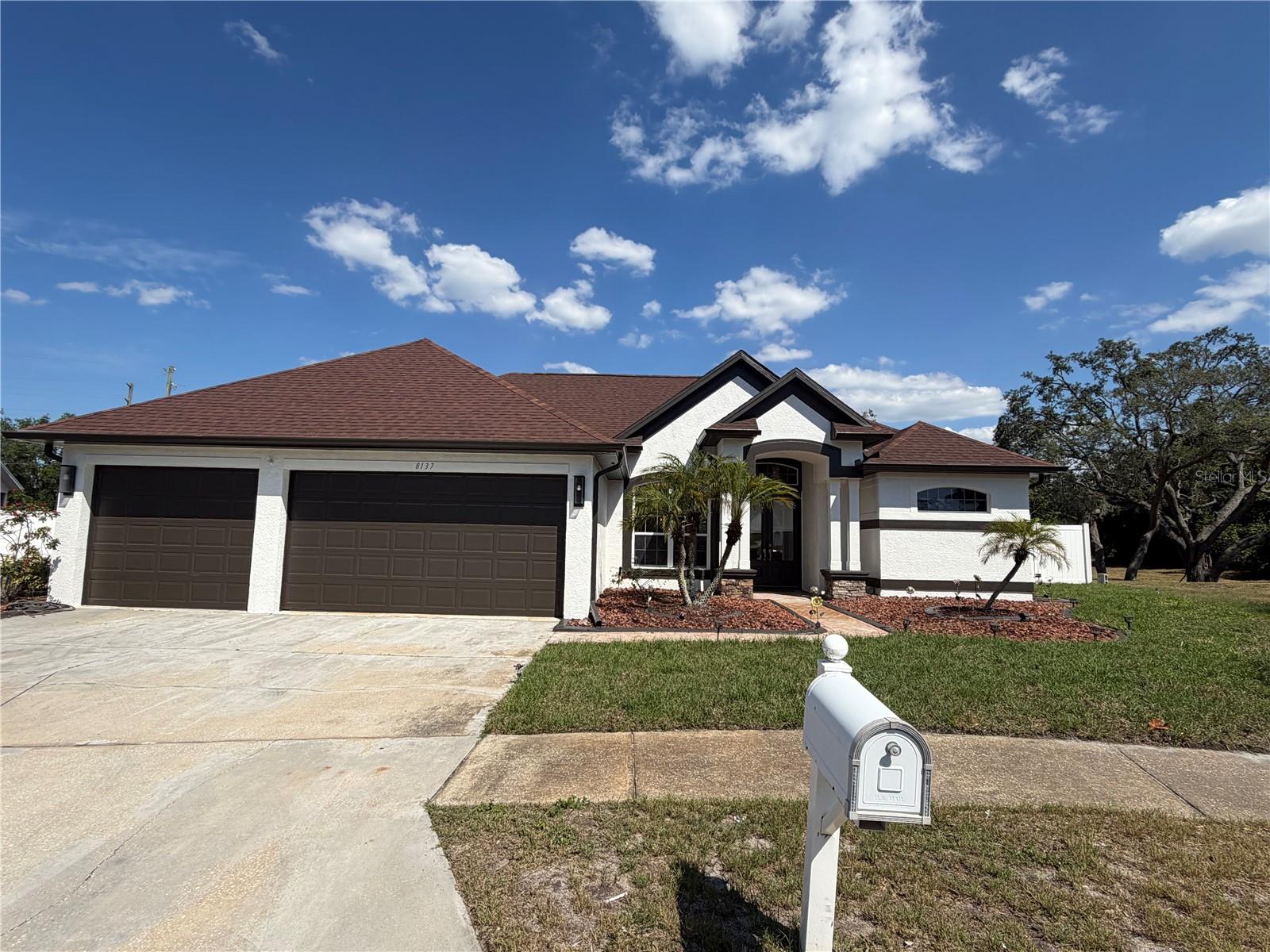 8137 GOLDEN BEAR LOOP