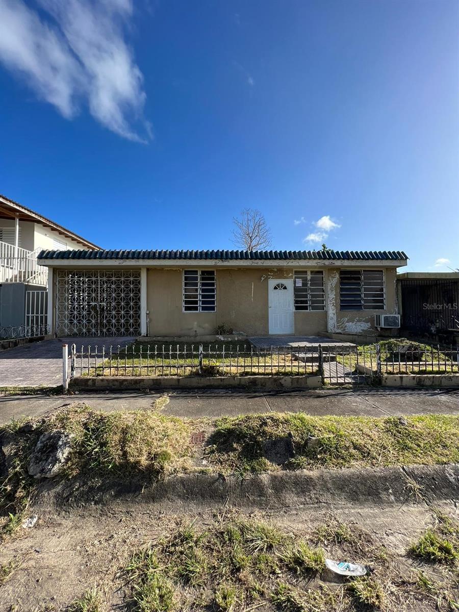 HUD 501-739221 Living-dining-kitchen, 3 bedrooms, 1 bathroom, balcony. $100 down payment and $1, 000 option . HUD may contribute up to 3% of the sale price toward closing costs. The buyer pays the closing agent and the expenses of the sales purchase deed. Areas/age are approximate. Equal Housing Opportunity. Pre-qualification is required to visit the property.
