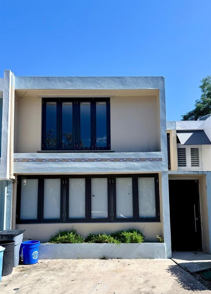 Discover this charming two-story townhouse in Guaynabo! 
Just steps from the park.
With tall ceilings and spacious areas this airy home will be sure to become your oasis from the everyday hustle. 

First floor:
Ample living room 
Half bathroom
Dining room and family room combo
Utility closet with sink
Kitchen with wood cabinets and quartz countertops
And an attractive pool with terrace for those afternoon BBQ.

Second floor:
2 spacious bedrooms
Ample primary bedroom with a vast walk in closet and bathroom 
Laundry room 
Full bath
Linen closet

Take advantage of the community amenities, including a tennis court, basketball court, park, community center, gazebo, soccer field, and 24-hour security. 
A unique opportunity for comfortable and secure living!