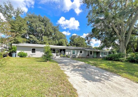 A home in WINTER HAVEN