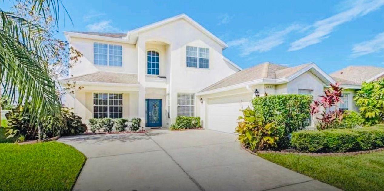 Beautiful home near The Loop shopping center. This cozy and spacious home will be perfect for your family. It features spacious rooms with high ceilings in a peaceful and quiet neighborhood.
