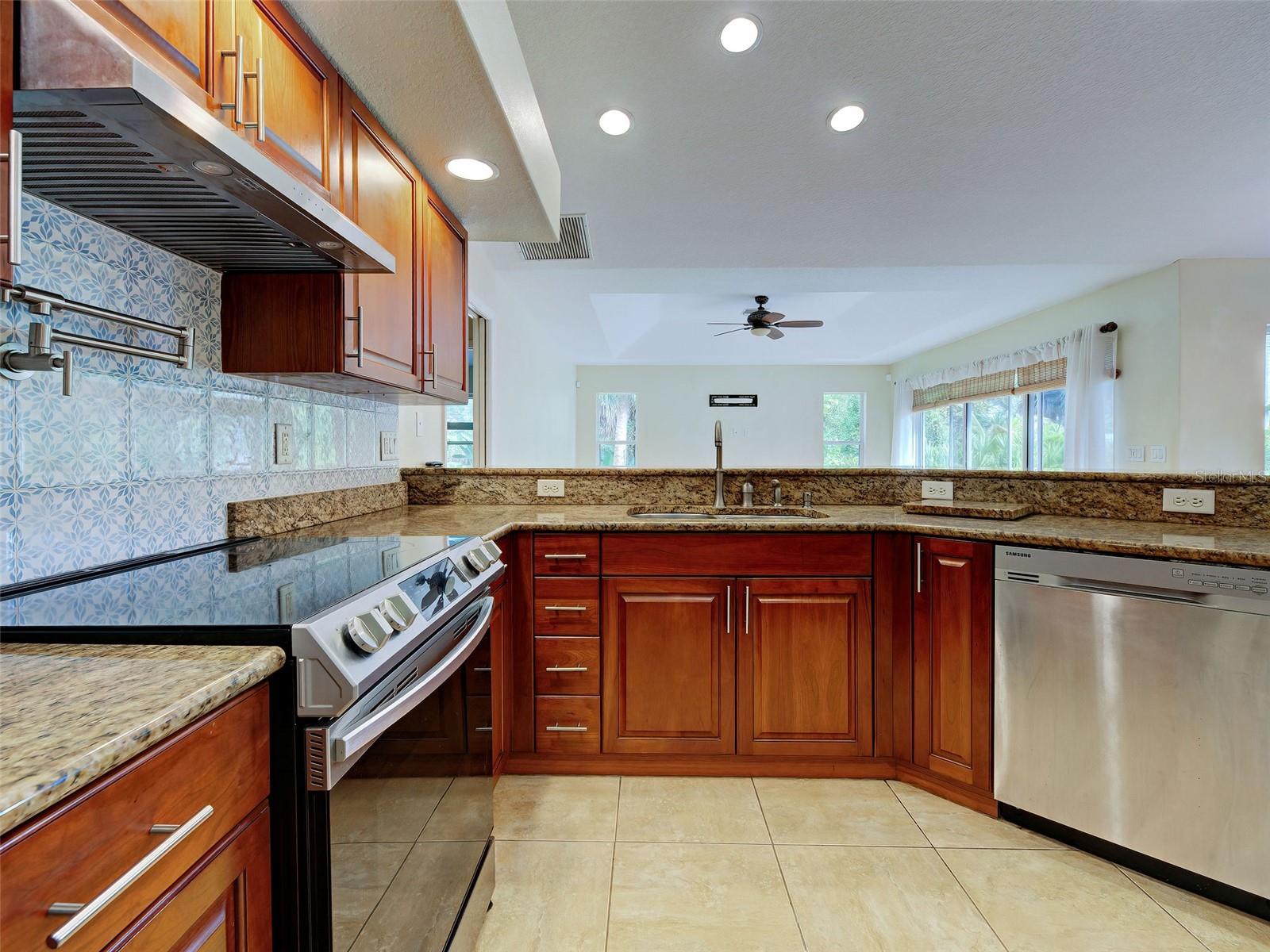 SOUTH VENICE - Residential