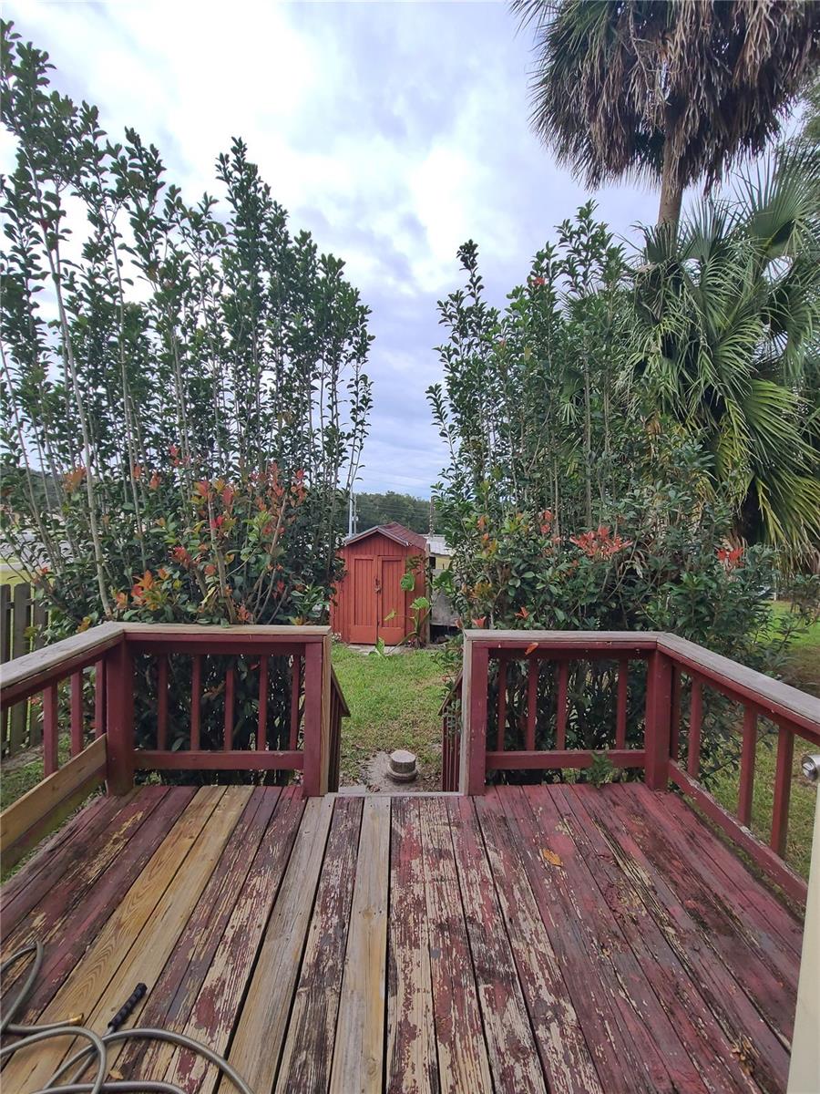 LADY LAKE EPCAY ESTATES LT 01 - Residential