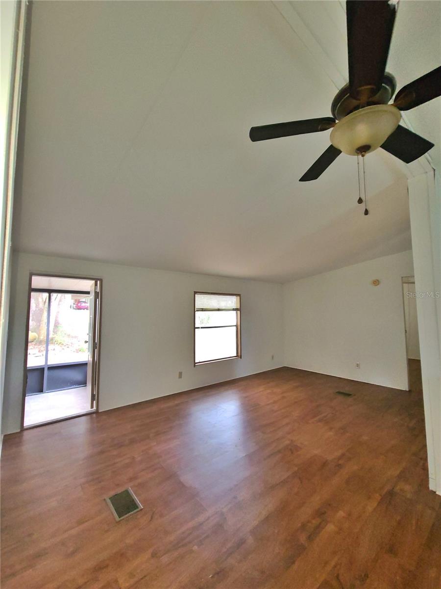 LADY LAKE EPCAY ESTATES LT 01 - Residential