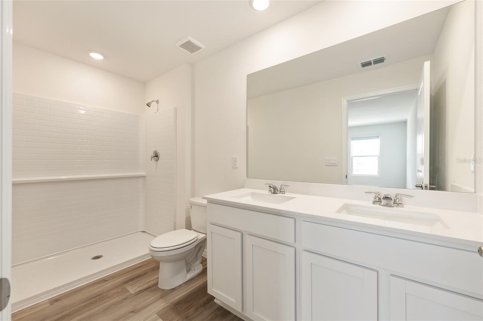 LAUREL COMMONS - Residential Lease