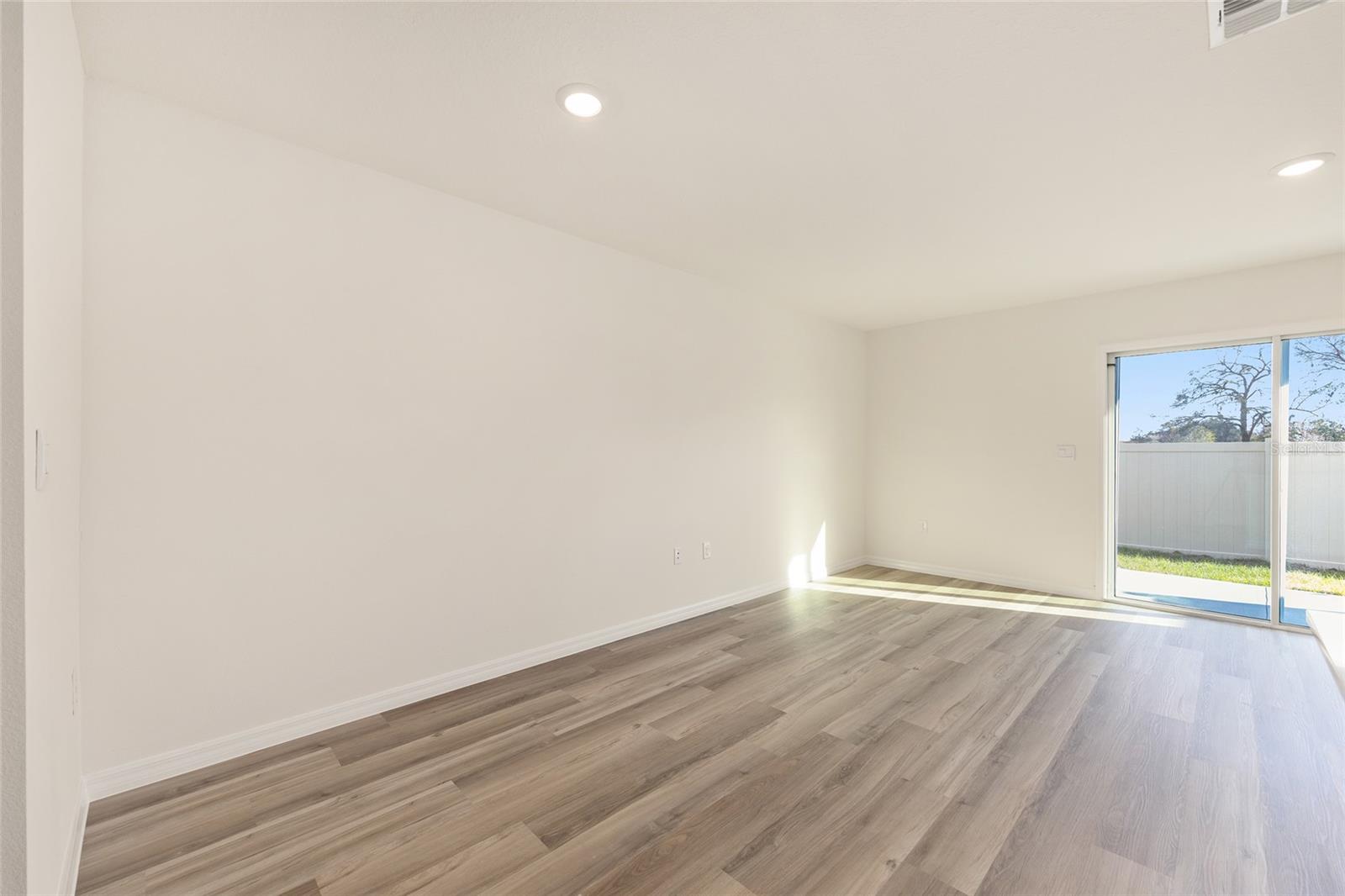 LAUREL COMMONS - Residential Lease