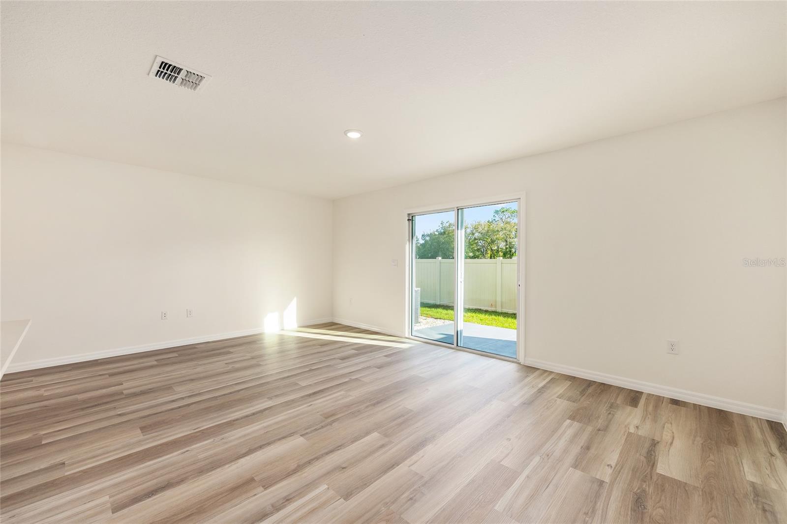 LAUREL COMMONS - Residential Lease