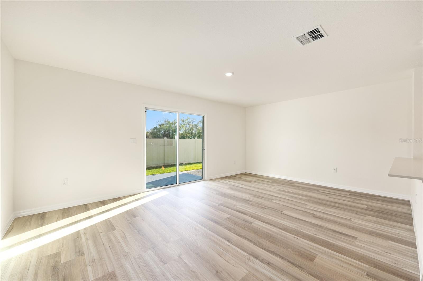 LAUREL COMMONS - Residential Lease