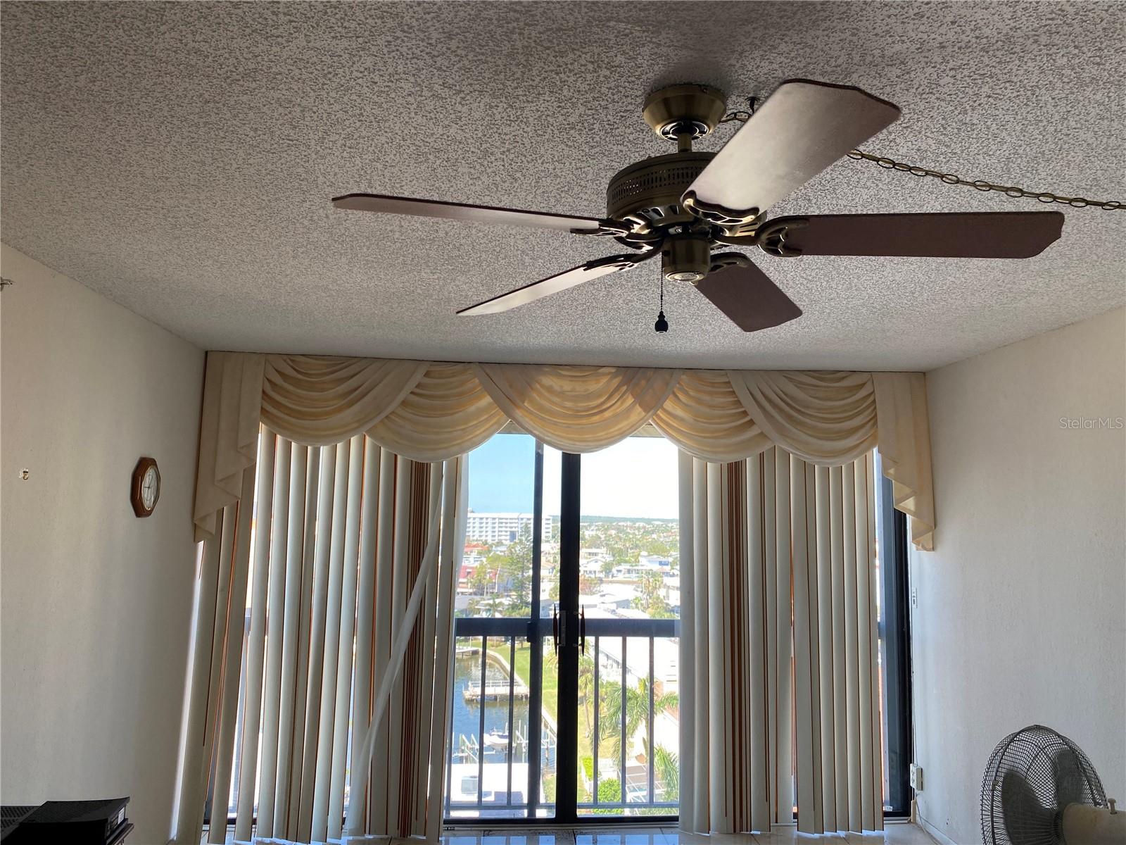 255 DOLPHIN POINT 909