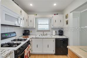 PARADISE SHORES - Residential Lease