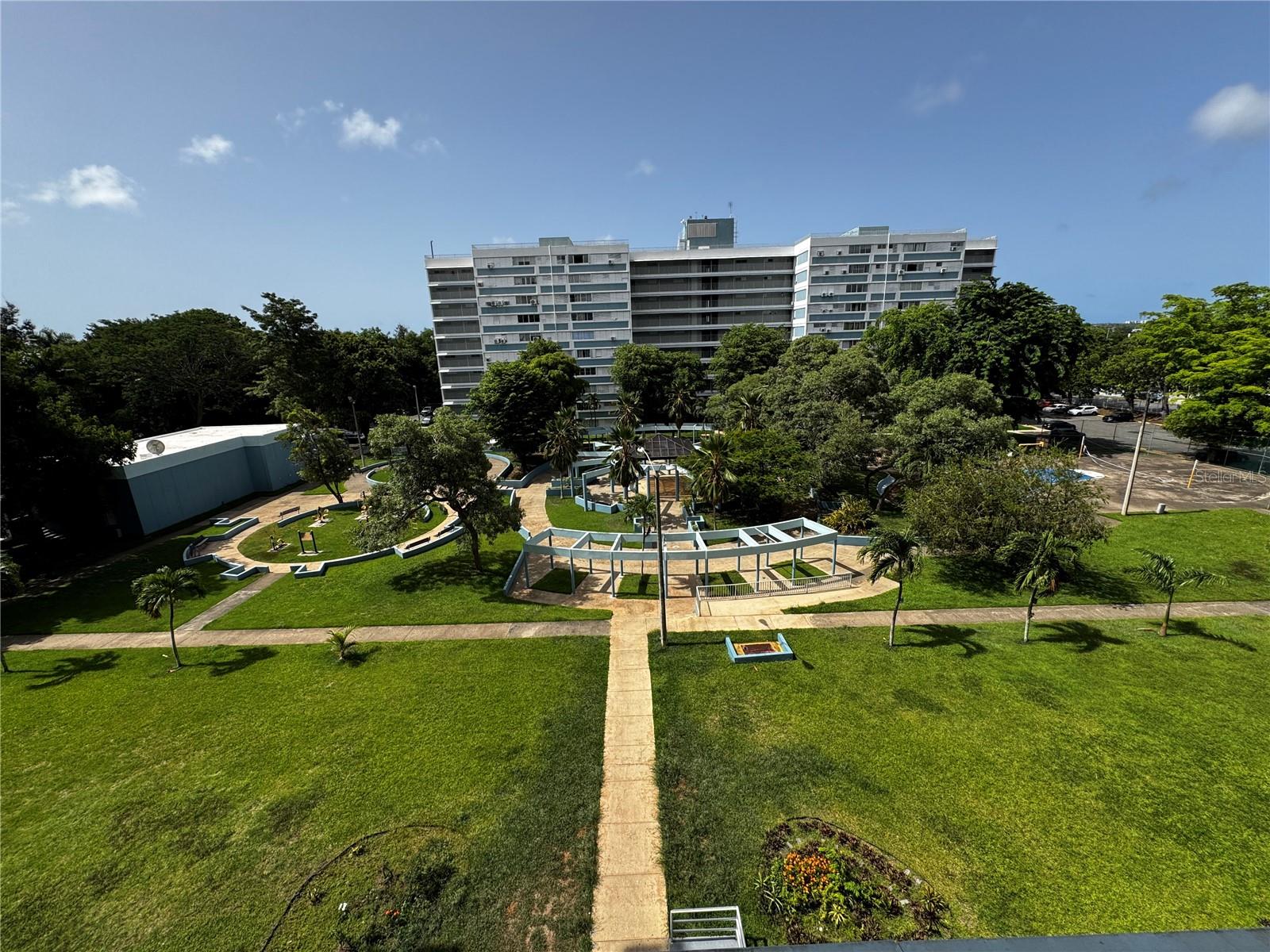 Event room, shared laundry area, cistern and power generator for common areas, two elevators, outdoor gym, green areas, playground, activity gazebo, three half basketball courts (one with a volleyball net). Airbnb is allowed – ideal for generating additional income. 24/7 security with access control and on-site personnel.