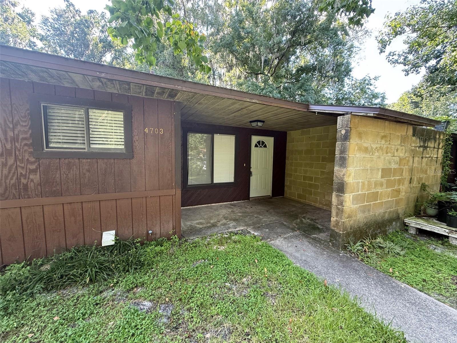 This 2 bedroom 1 bathroom unit in Green Leaf has been completely remodeled. Updated kitchen with new appliances. Tile floors throughout. High vaulted ceiling in living/dining room. Ceiling fans throughout. Washer and dryer hookups. Privacy fenced back yard.