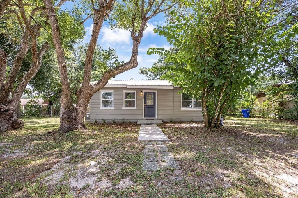 Photo of 706 N Old Wire Road, Wildwood, FL 34785 (MLS # G5115577)