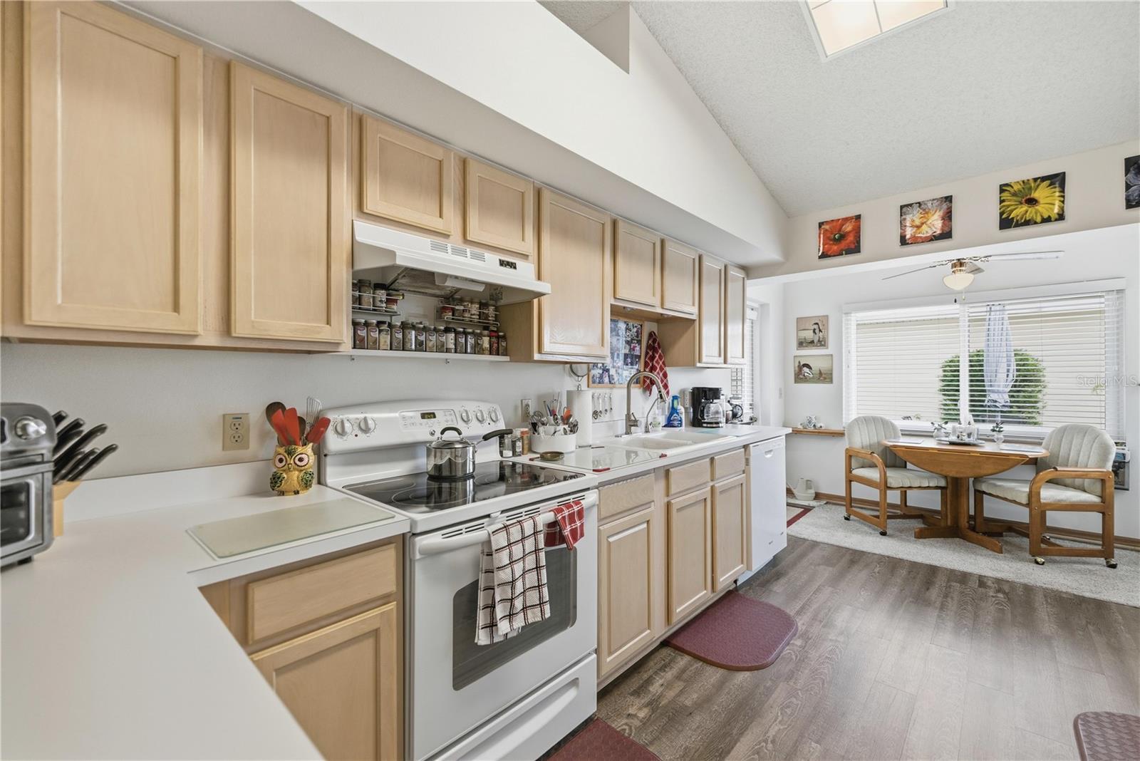 ON TOP/THE WORLD PH 01 A SEC 01 - Residential