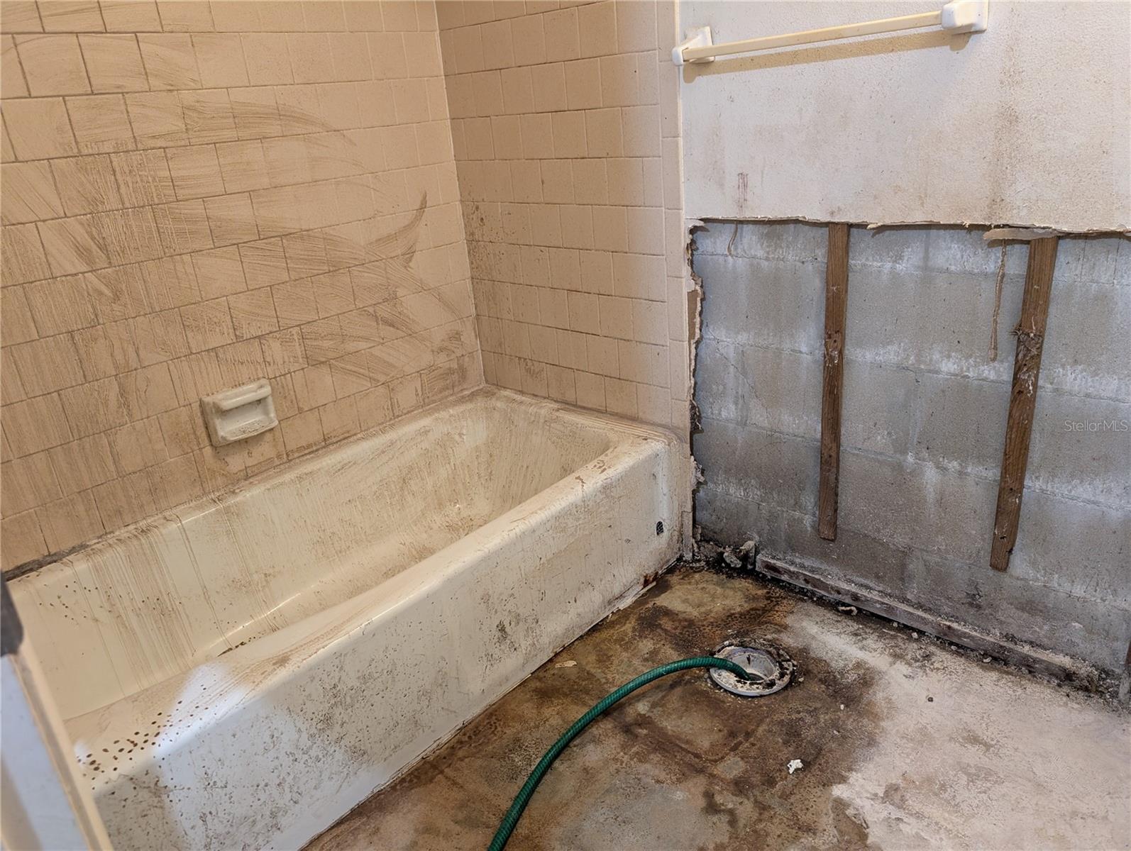 BAYSHORE ON THE LAKE APTS III SEC1 - Residential