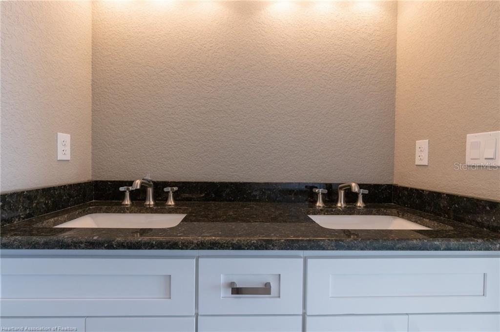 KNICKERBOCKER MANOR - Residential