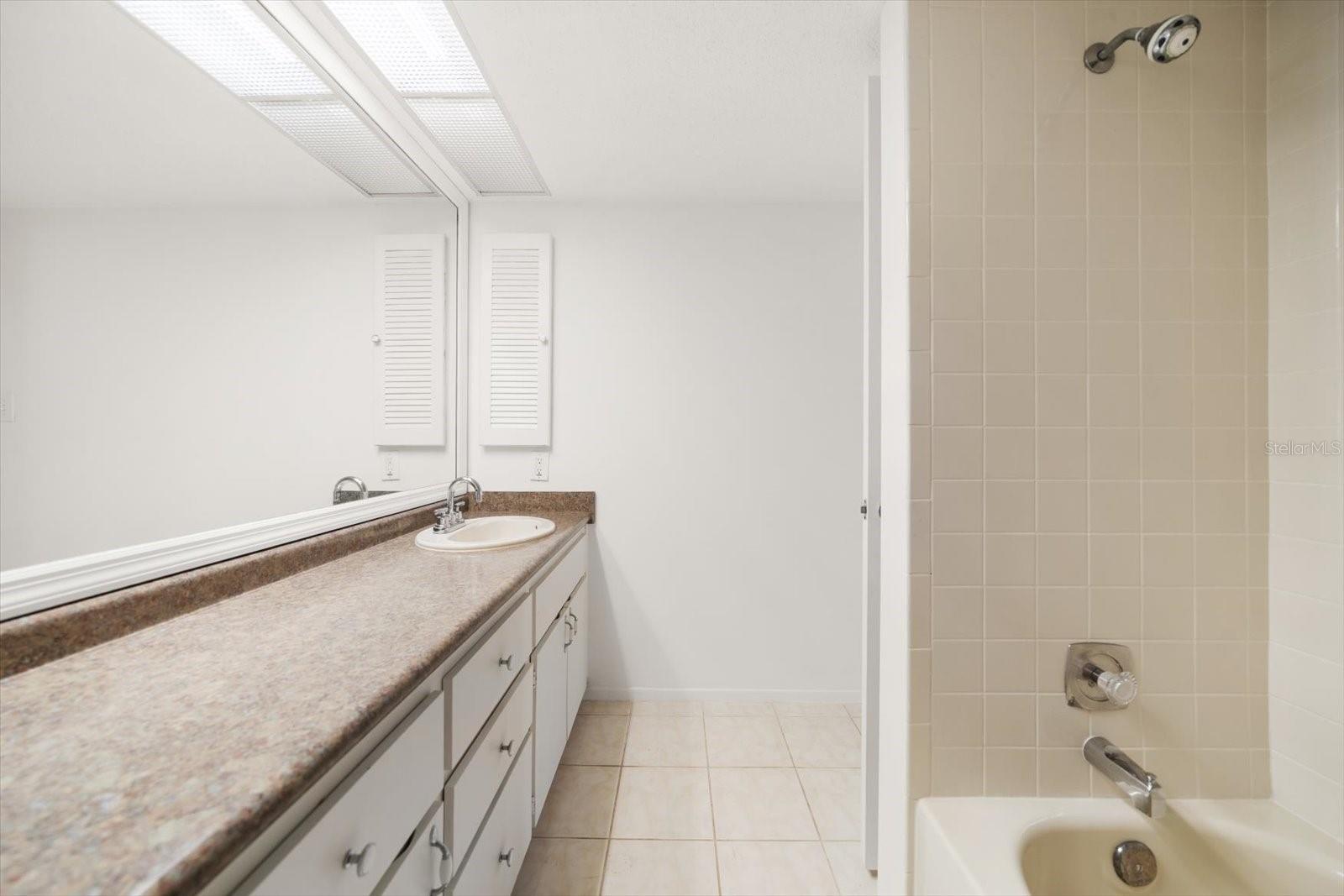 HOLIDAY LAKE VILLAS PH I - Residential Lease