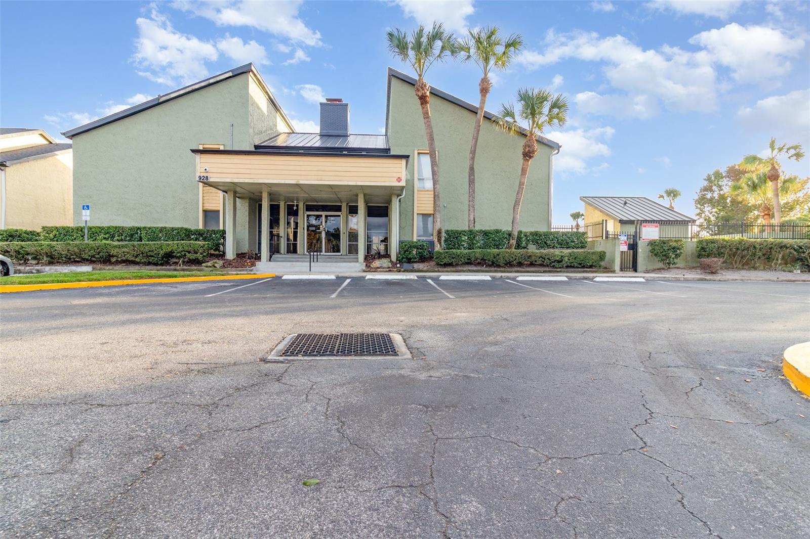 924 LAKE DESTINY ROAD E