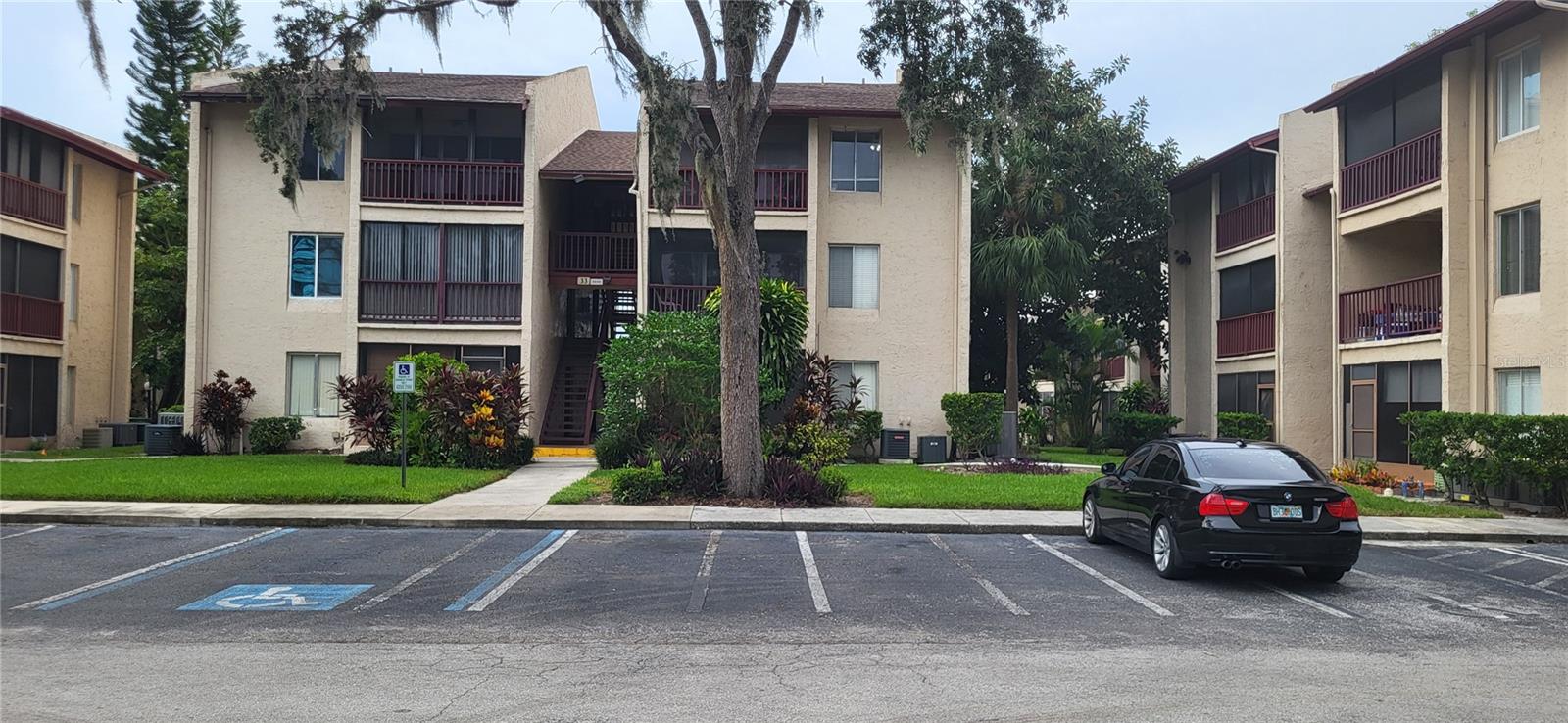 Gated 1BR/BA with Lake View, community pool, club house and ample parking. Close to USF, Bush Gardens and downtown Tampa, central location.