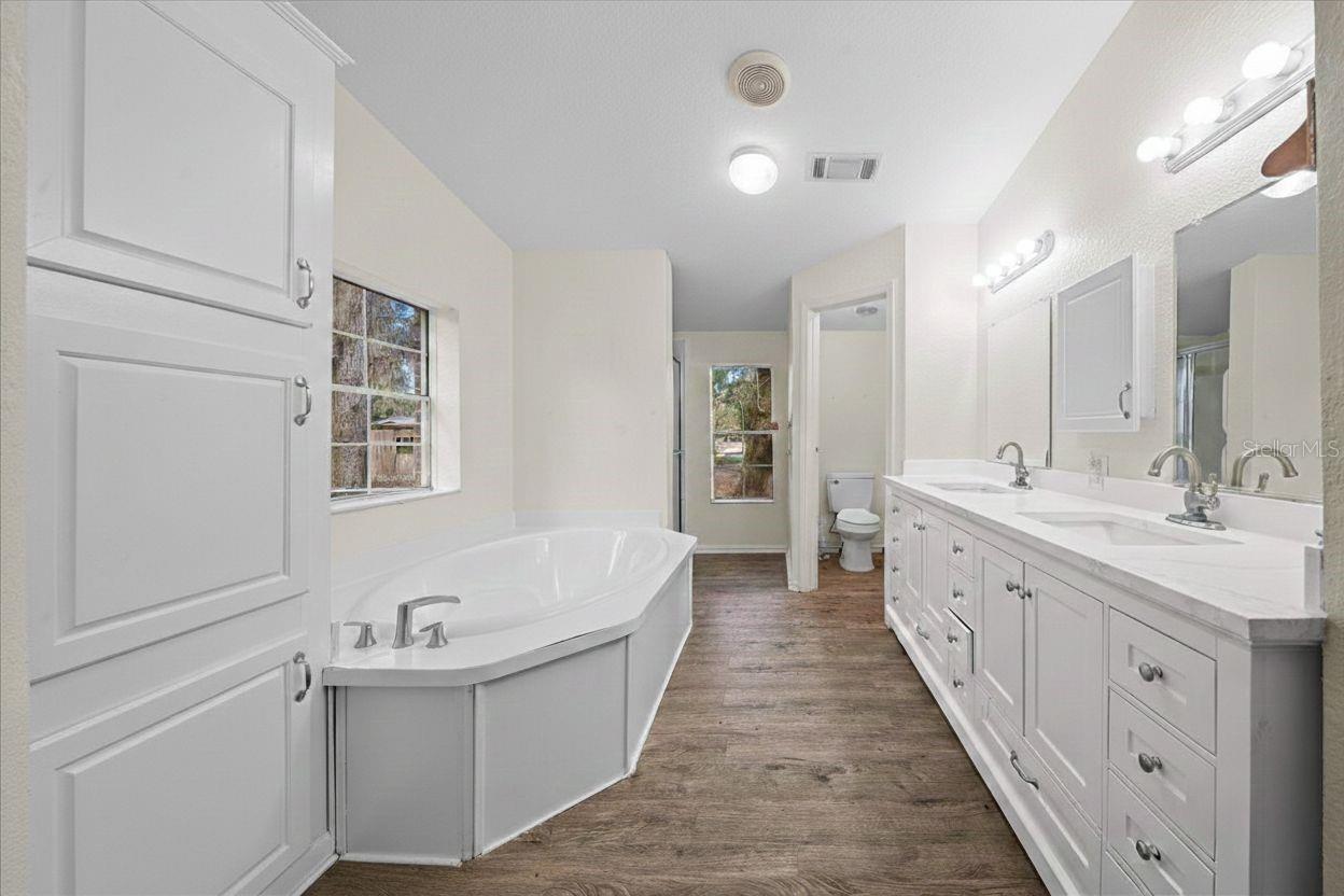 TOWERING OAKS - Residential