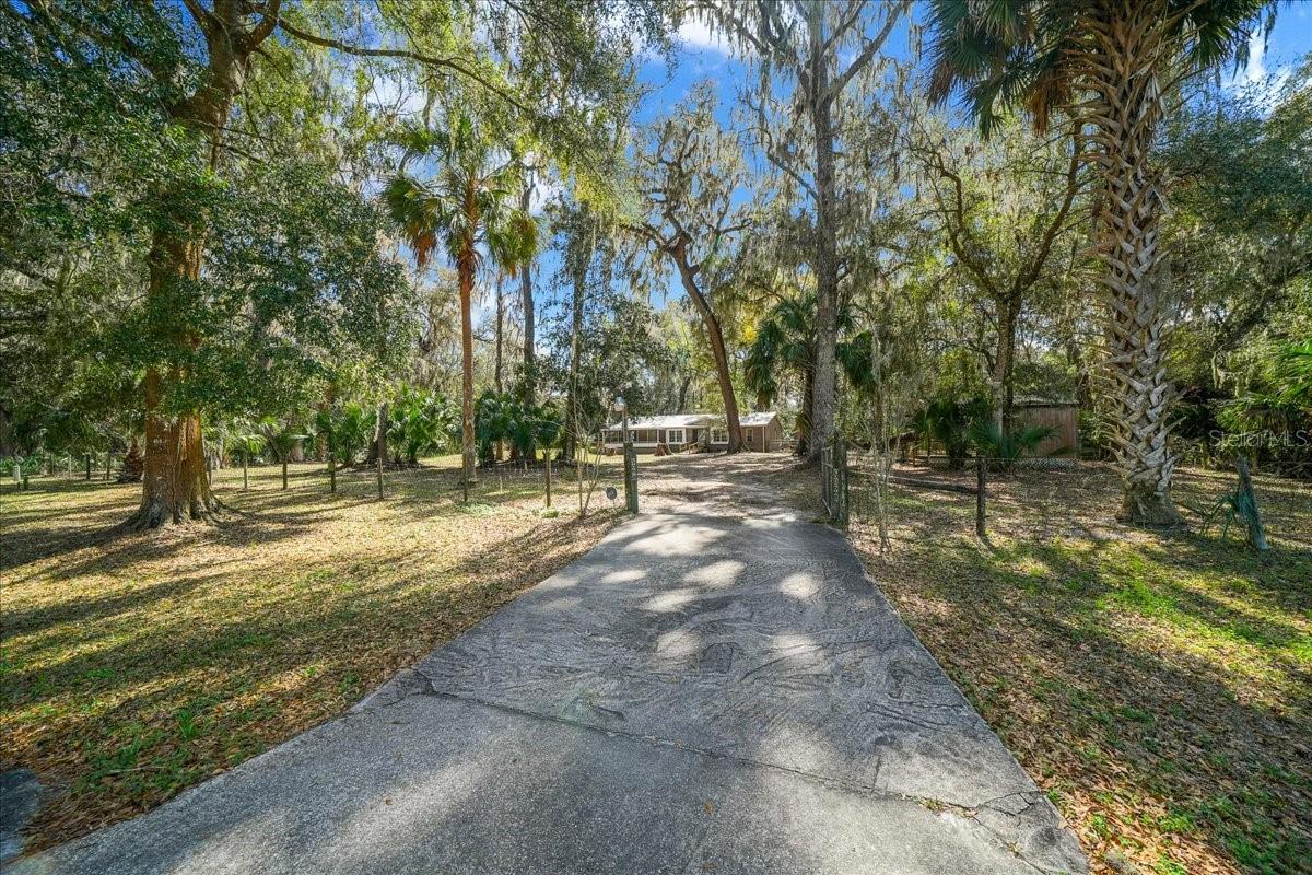 TOWERING OAKS - Residential