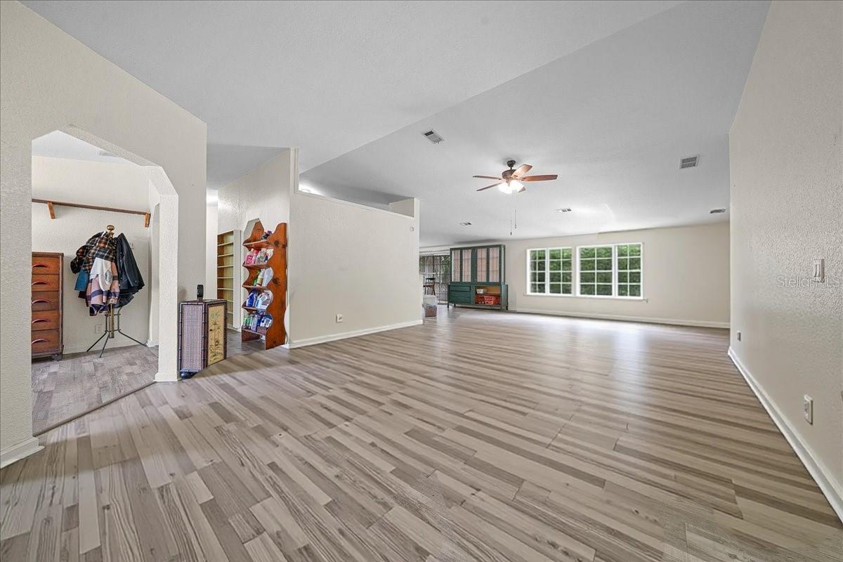 TOWERING OAKS - Residential