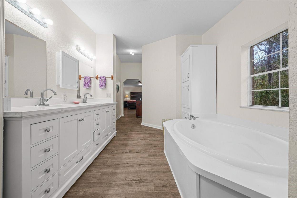 TOWERING OAKS - Residential