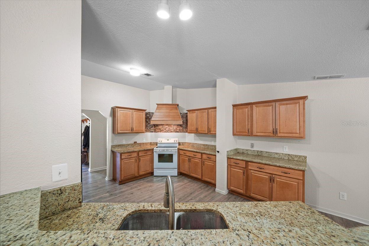 TOWERING OAKS - Residential