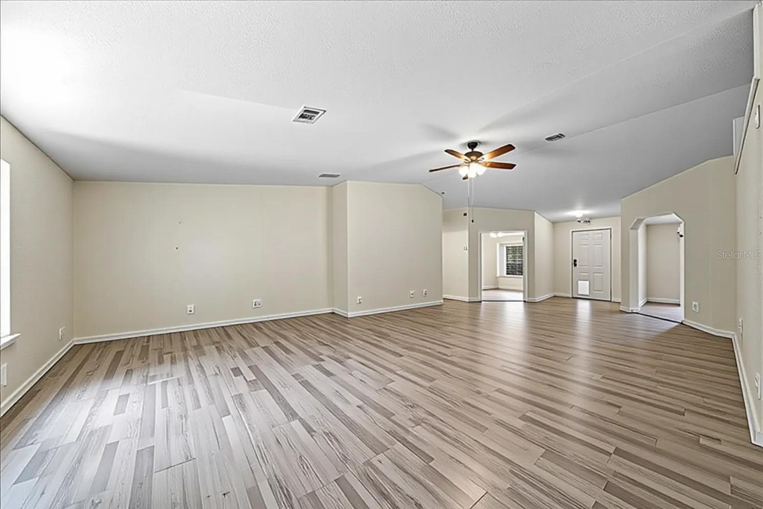 TOWERING OAKS - Residential