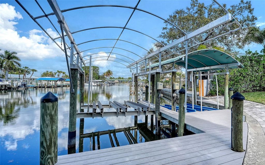 Photo of 121 Holly Avenue, Sarasota, FL 34243 (MLS # A4686397)