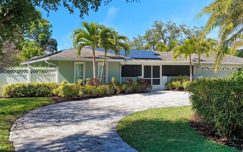 Photo of 121 Holly Avenue, Sarasota, FL 34243 (MLS # A4686397)