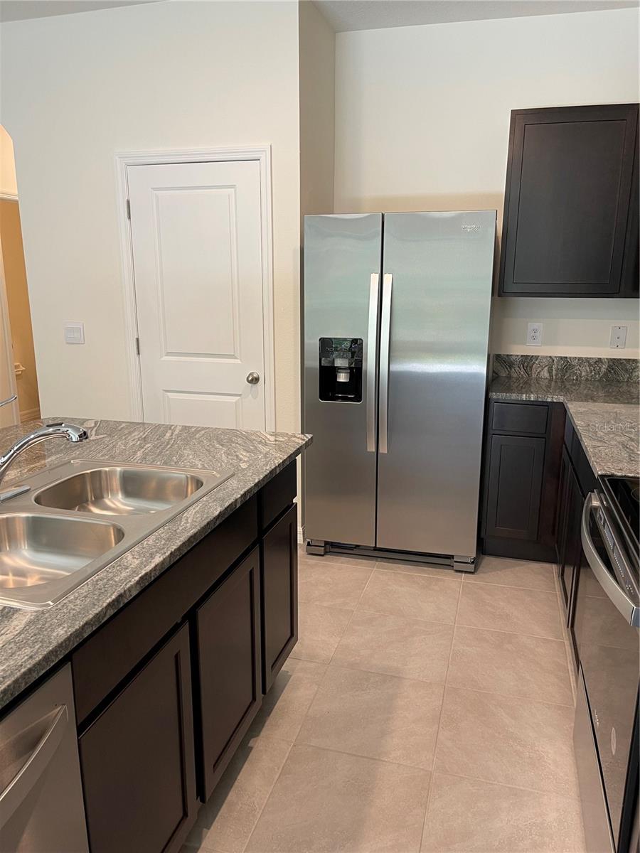 PROMENADE EAST - Residential Lease