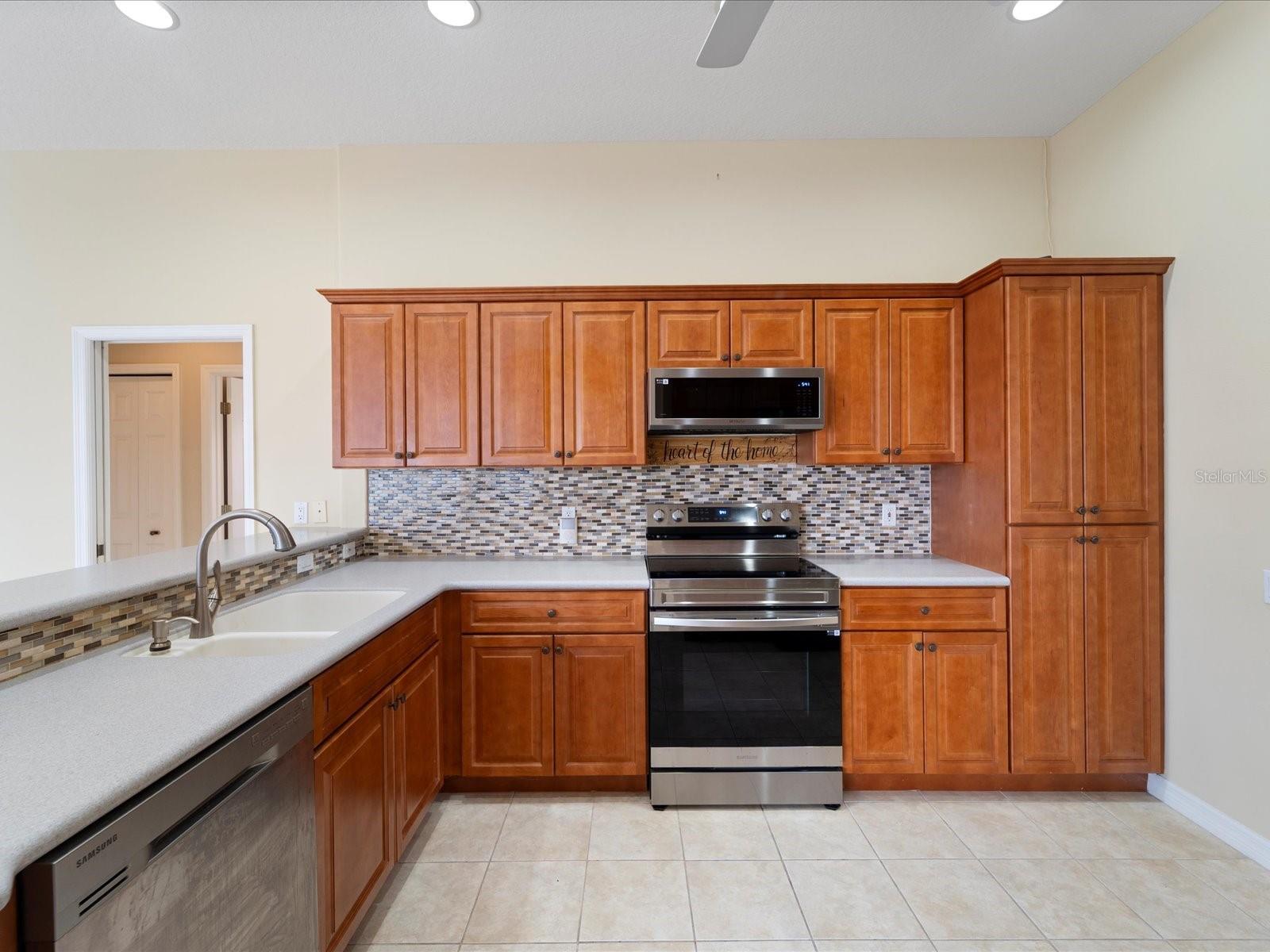 PELICAN POINTE GOLF & COUNTRY CLUB - Residential