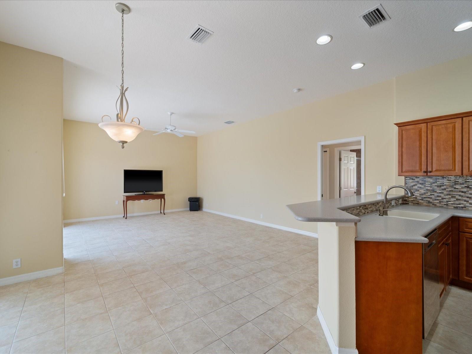 PELICAN POINTE GOLF & COUNTRY CLUB - Residential