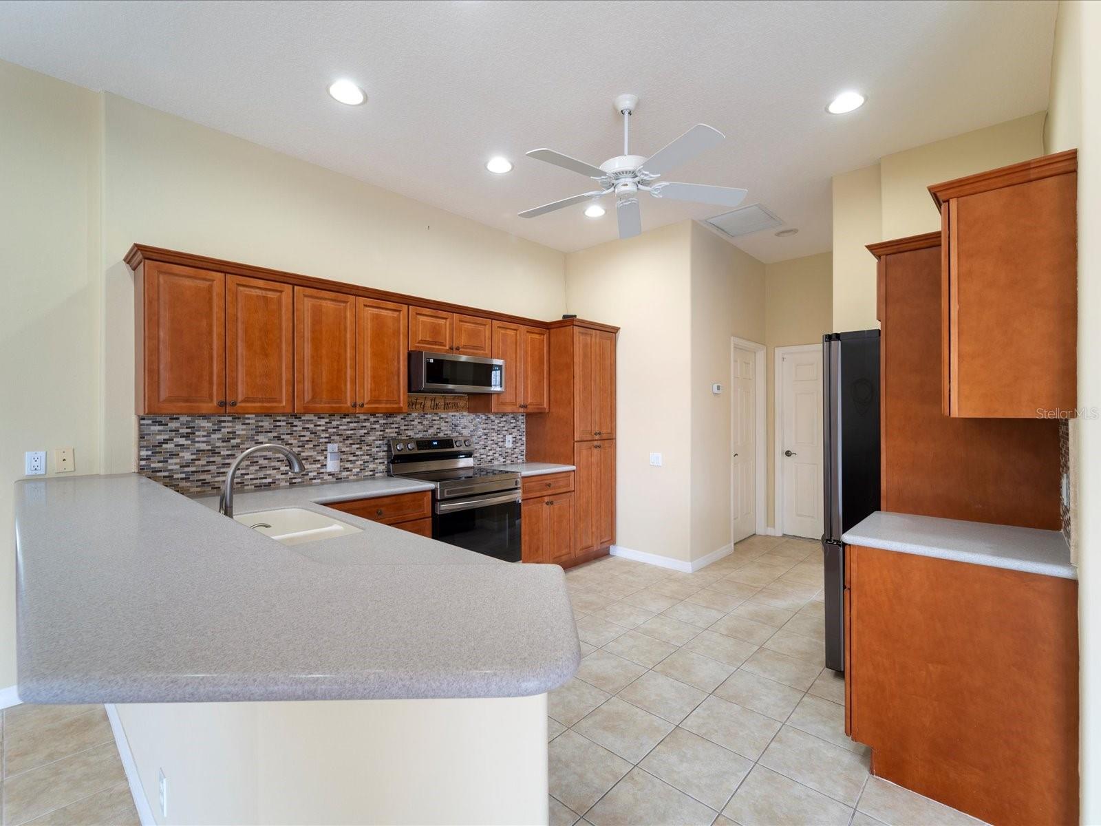 PELICAN POINTE GOLF & COUNTRY CLUB - Residential
