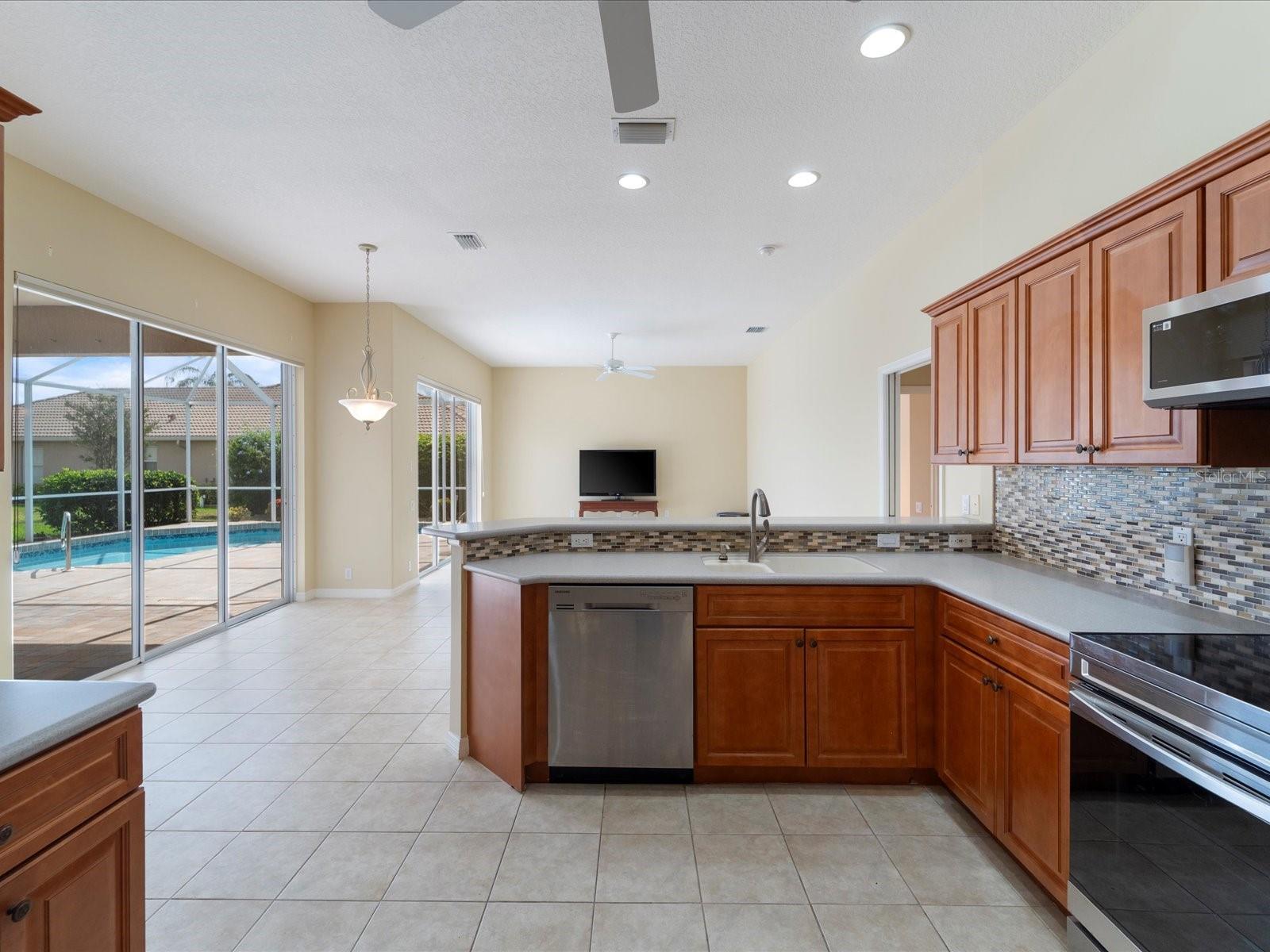 PELICAN POINTE GOLF & COUNTRY CLUB - Residential