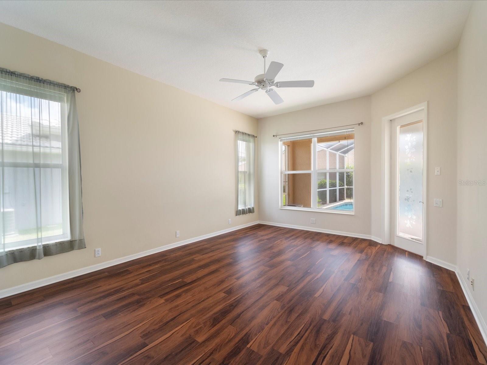 PELICAN POINTE GOLF & COUNTRY CLUB - Residential