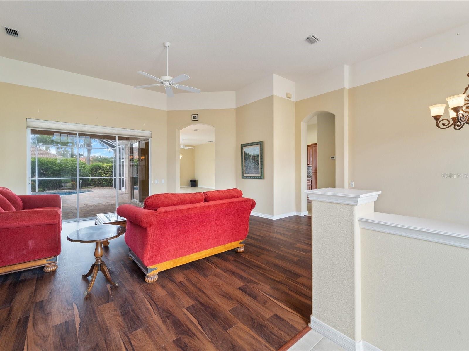 PELICAN POINTE GOLF & COUNTRY CLUB - Residential