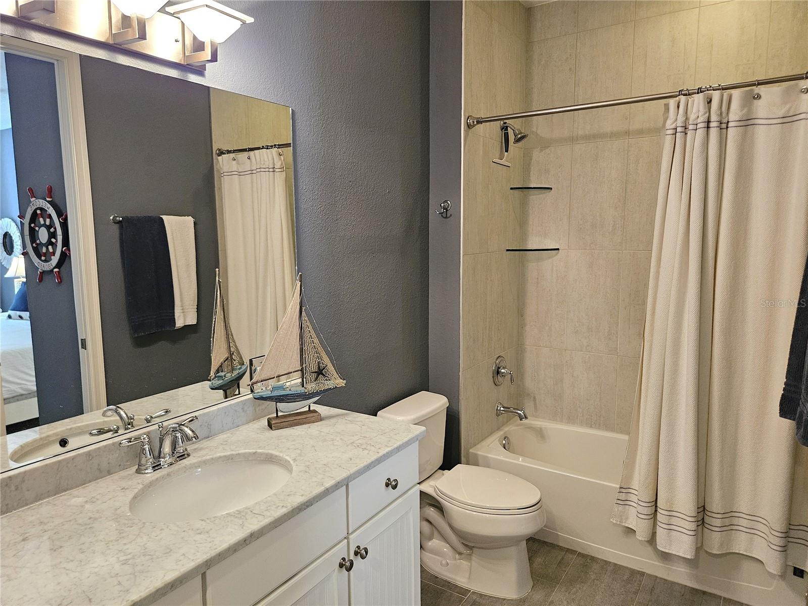 ISLAND COURT VENICE - Residential Lease
