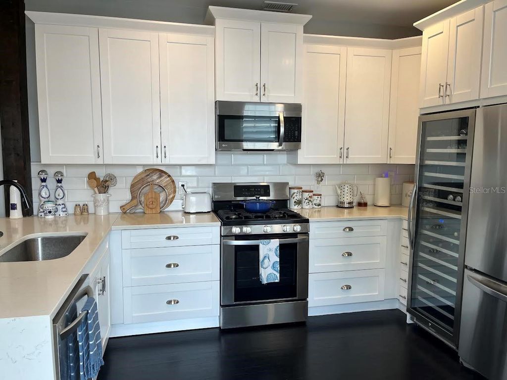 Photo of 216 10th Avenue NE, St Petersburg, FL 33701 (MLS # TB8405403)