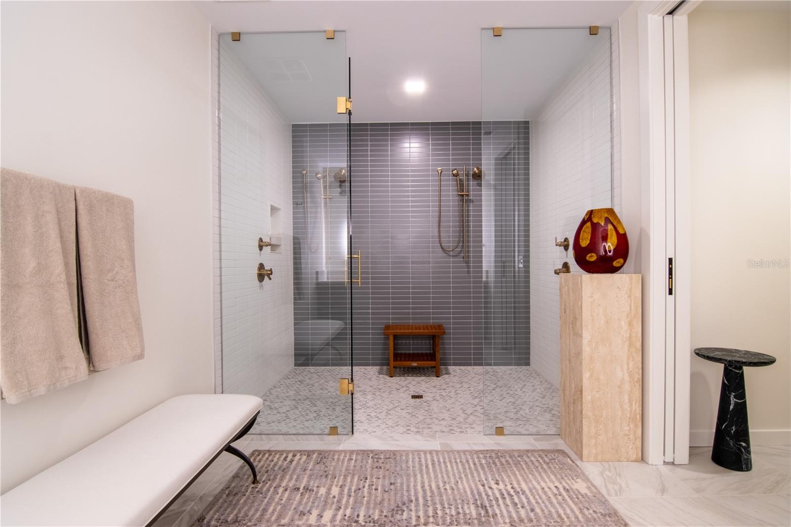 REFLECTION CONDO - Residential