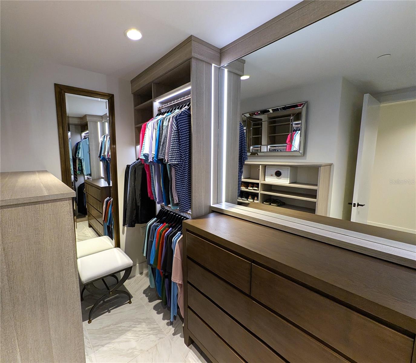REFLECTION CONDO - Residential