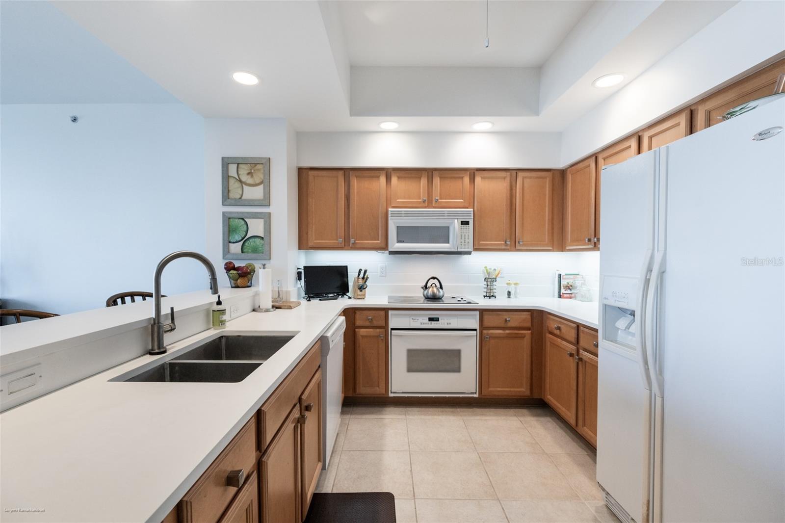 GRANDE ISLE TOWERS I & 02 PH I - Residential Lease