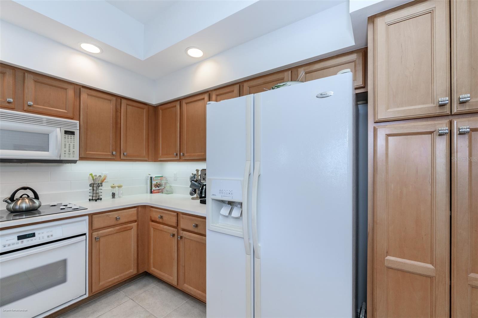 GRANDE ISLE TOWERS I & 02 PH I - Residential Lease