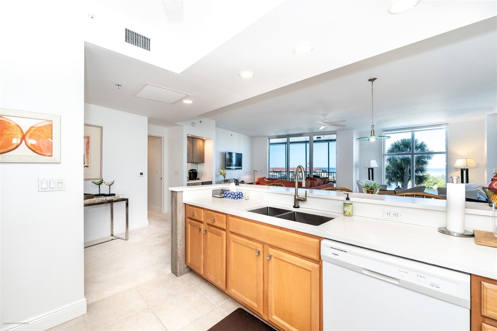 GRANDE ISLE TOWERS I & 02 PH I - Residential Lease