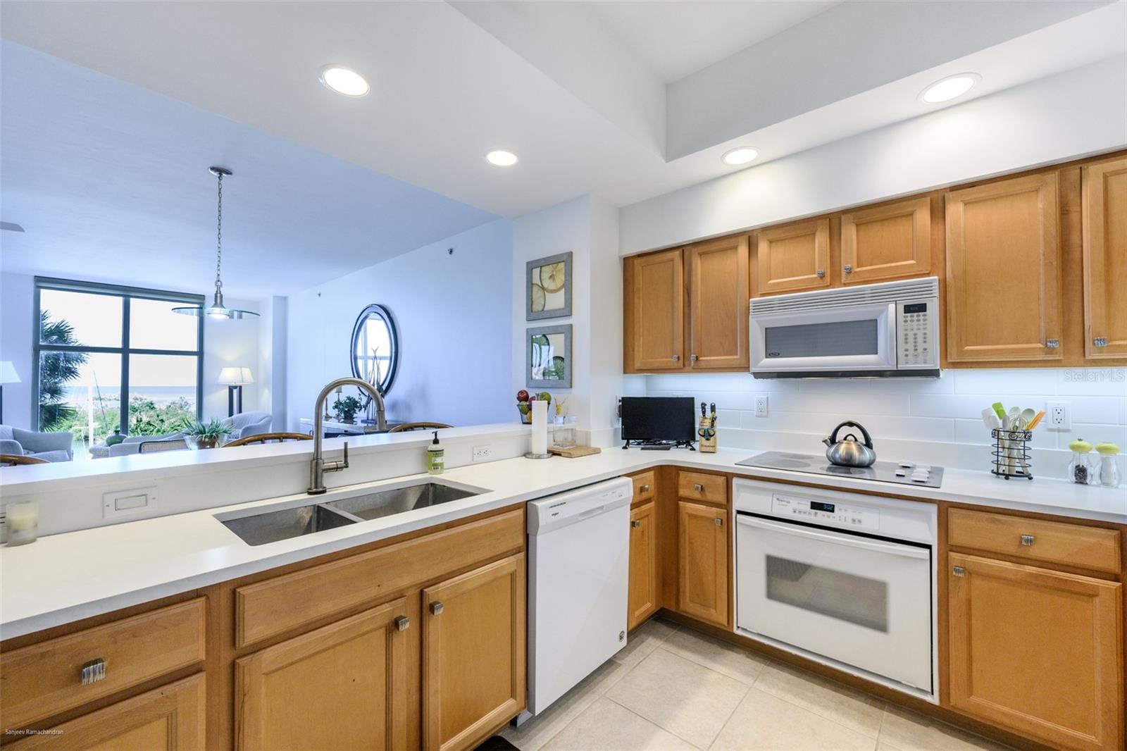 GRANDE ISLE TOWERS I & 02 PH I - Residential Lease
