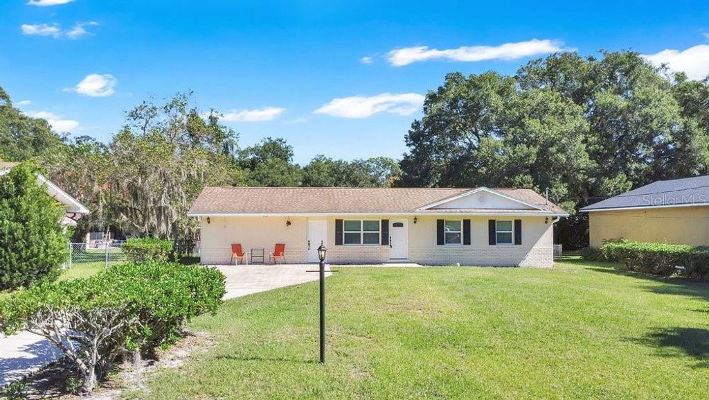Photo of 1301 N Amelia Avenue, Deland, FL 32724 (MLS # V4945672)