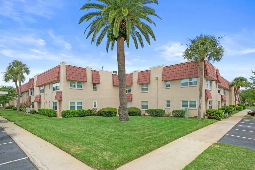 Photo of 10033 64th Avenue N #4, St Petersburg, FL 33708 (MLS # TB8505019)