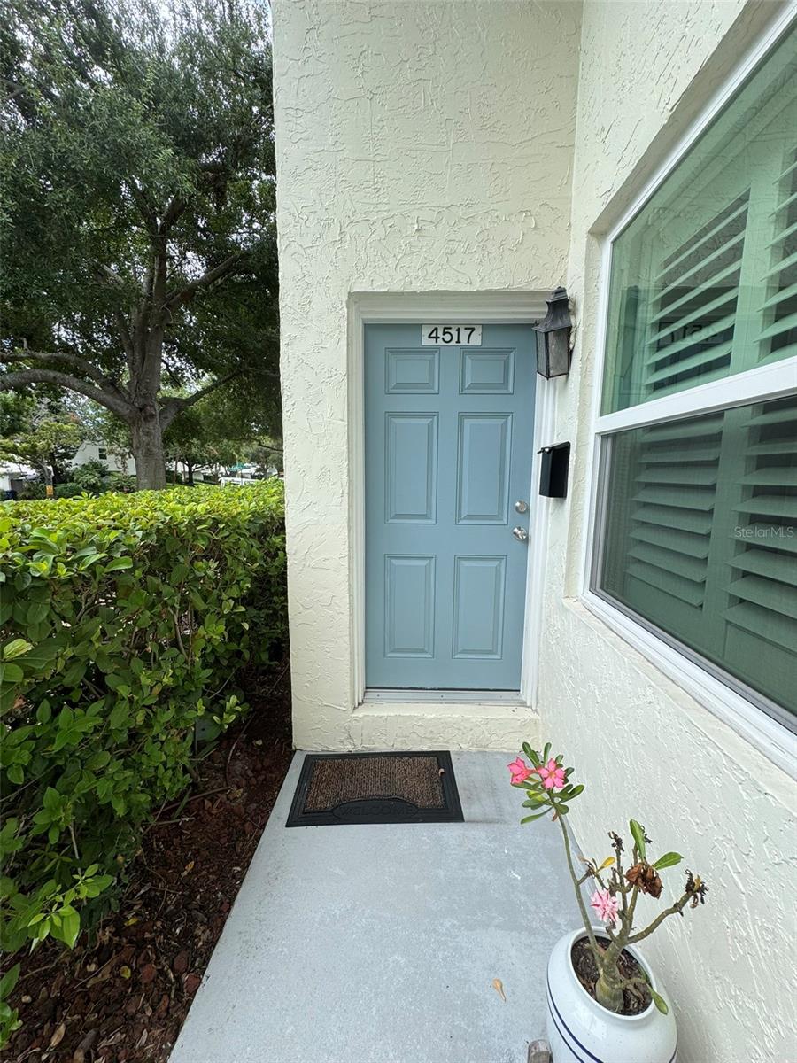 Stunning Remodeled South Tampa Townhome featuring 2 bedrooms and 1.5 bathrooms wood floors throughout with LVP in kitchen and bathrooms. Washer and Dryer included for your convenience. Over sized community pool to relax and enjoy those hot summer days. Located in South Tampa Villas Community Publix and many local restaurants minutes away.